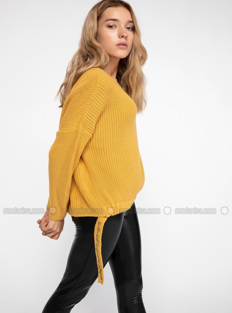 yellow jumper outfit