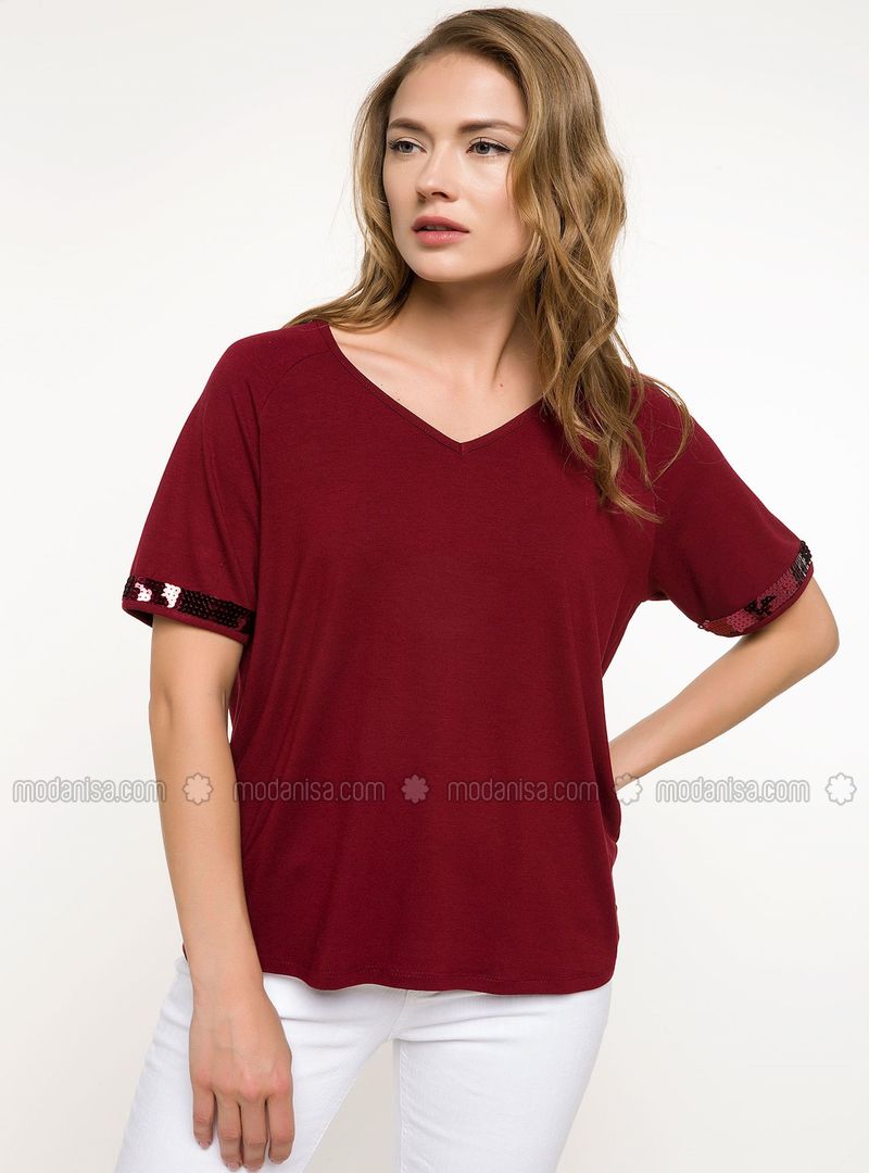 maroon t shirt outfit