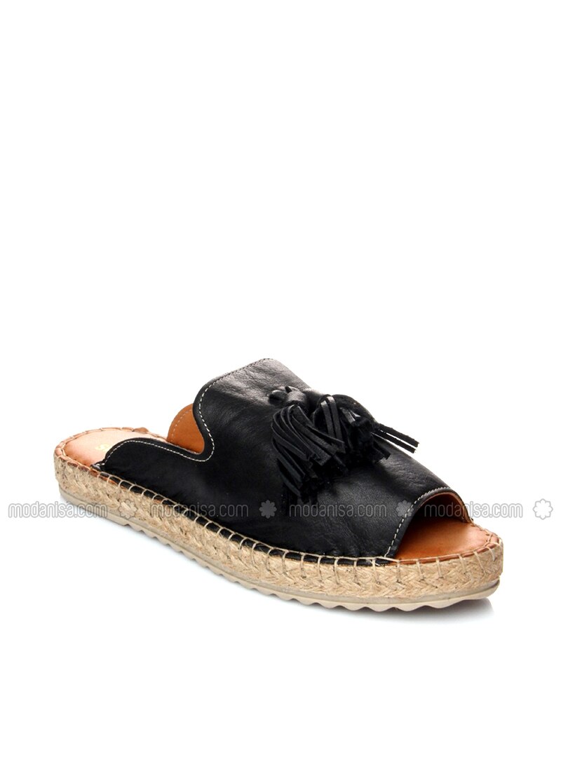 black flat slippers