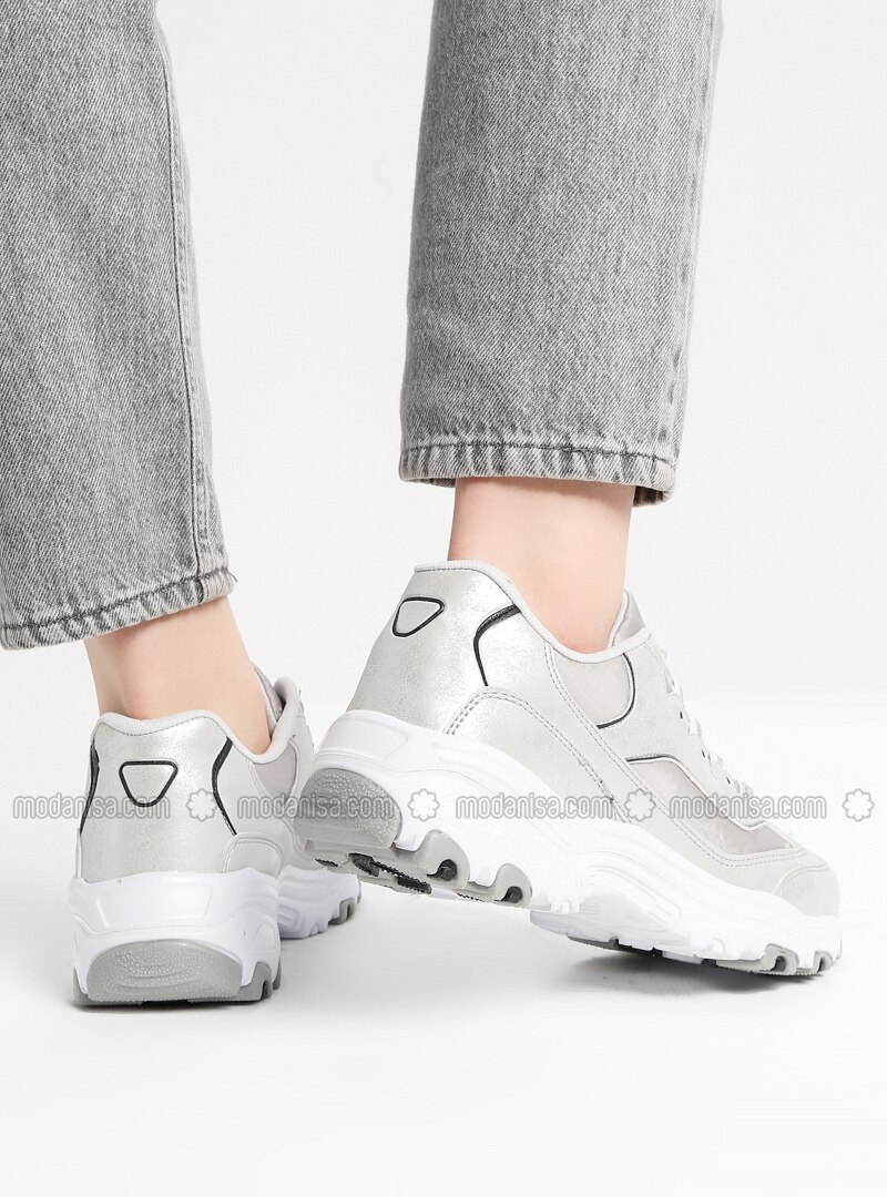 gray sport shoes