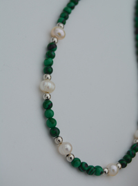 Collier de pierres vertes et perles Multicolore