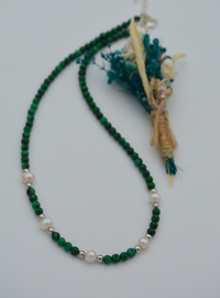 Collier de pierres vertes et perles Multicolore