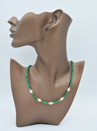 Collier de pierres vertes et perles Multicolore