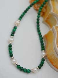 Collier de pierres vertes et perles Multicolore