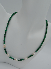Collier de pierres vertes et perles Multicolore