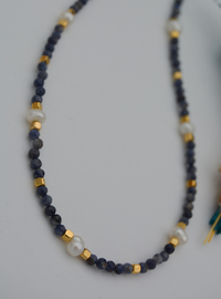 Collier de perles et pierres bleues Multicolore