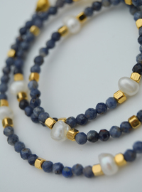 Collier de perles et pierres bleues Multicolore