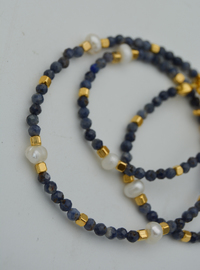 Collier de perles et pierres bleues Multicolore