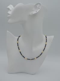 Collier de perles et pierres bleues Multicolore