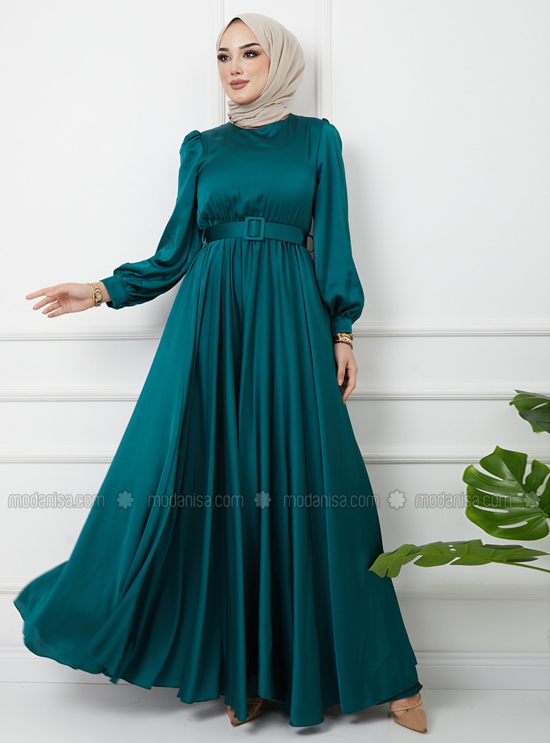 Black dress and green accessories | Black dress, Dress, Cold shoulder dress
