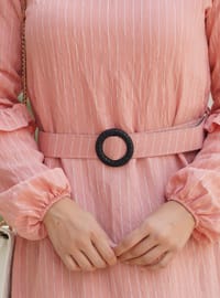 Fırfır Detaylı Etek Pileli Çizgili Kemerli Tesettür Elbise - Somon