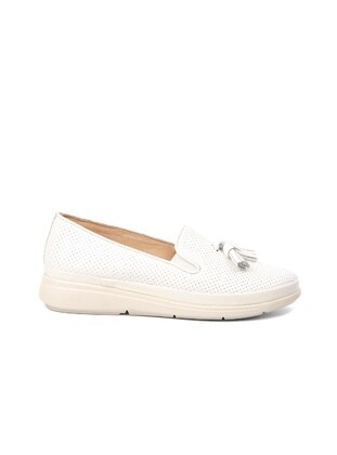 Clavi White Casual Shoes