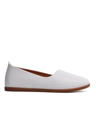 Well Foot White Casual Shoes