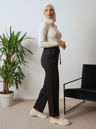 Black - Crepe Pleat Detailed Fabric Trousers - Por La Cara