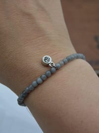 Bracelet de perles avec pierre grise