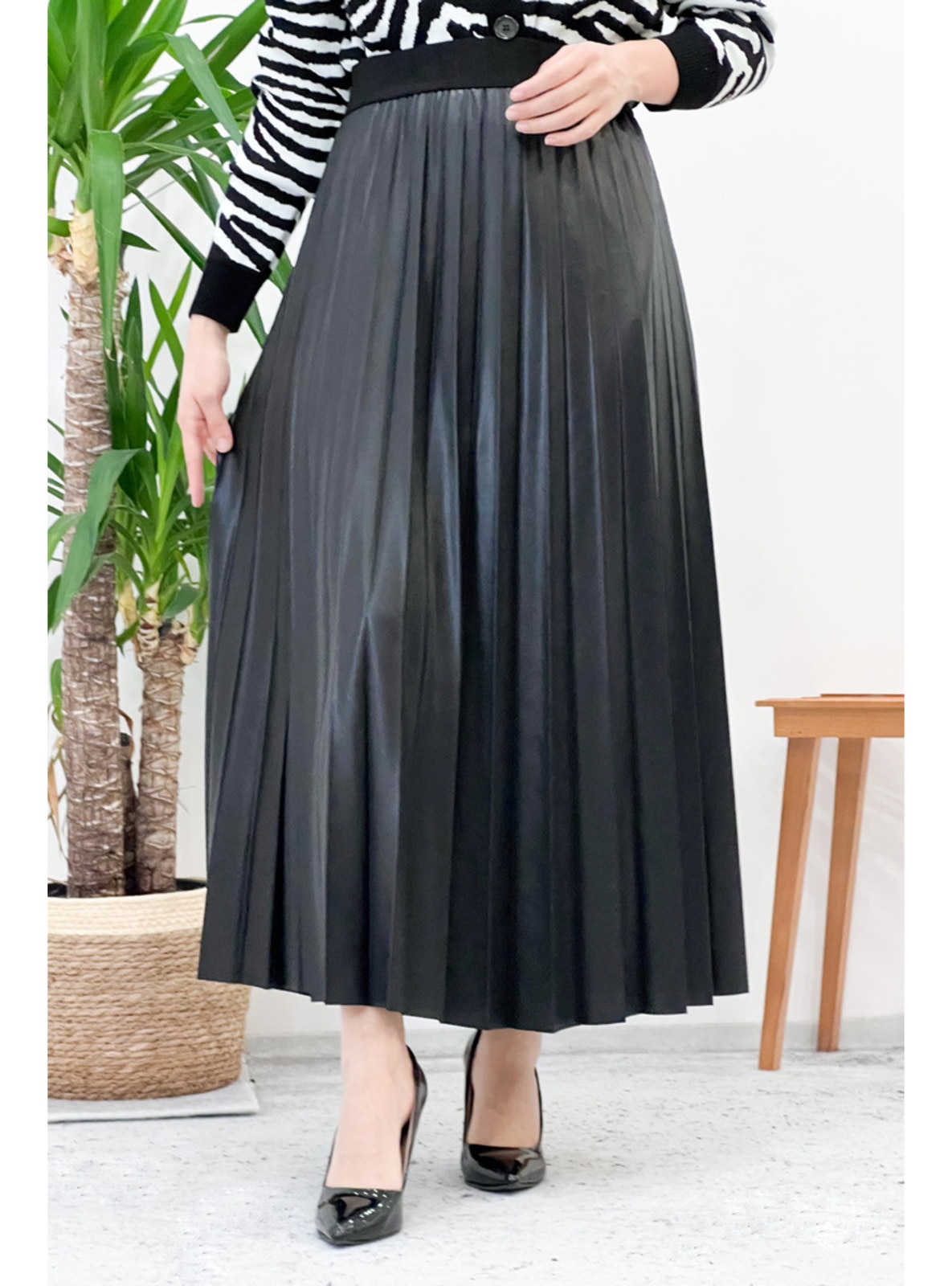  Black Pleated Skirt