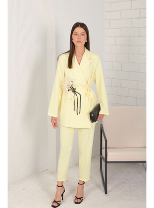 Yellow - Suit - Melike Tatar