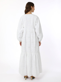 Robe Modeste Boutonnée Brocart Tissu Blanc