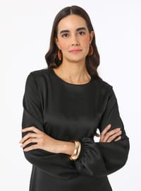 فستان ساتان محتشم بتفاصيل فوالان أسود رفكا