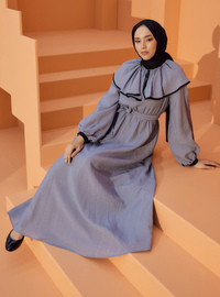 Robe Modeste Détail Cape Gris