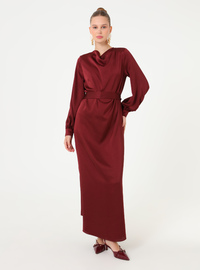 Kleid mit drapiertem Ausschnitt und Gürtel Rot