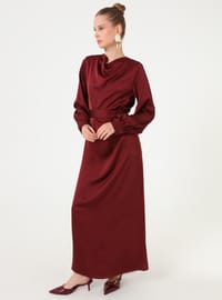 Kleid mit drapiertem Ausschnitt und Gürtel Rot