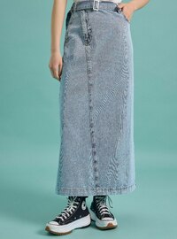Asimetrik Kesim Metal Tokalı Kemer Detaylı Denim Etek Açık Mavi