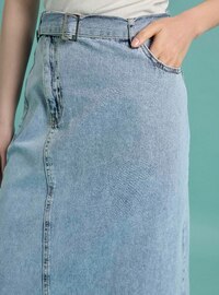 Asimetrik Kesim Metal Tokalı Kemer Detaylı Denim Etek Açık Mavi