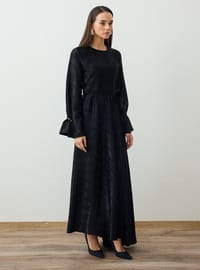 Robe Modeste Coupe Asymétrique Détail Accessoire Manche Dorée Noir Refka
