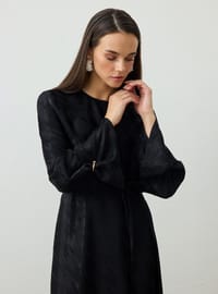 Robe Modeste Coupe Asymétrique Détail Accessoire Manche Dorée Noir Refka