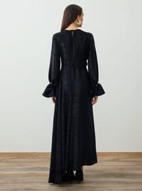 Robe Modeste Coupe Asymétrique Détail Accessoire Manche Dorée Noir Refka