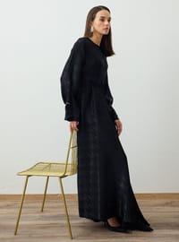 Robe Modeste Coupe Asymétrique Détail Accessoire Manche Dorée Noir Refka
