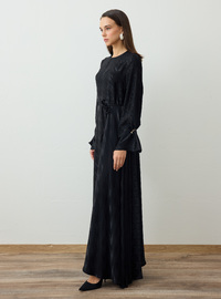 Robe Modeste Coupe Asymétrique Détail Accessoire Manche Dorée Noir Refka