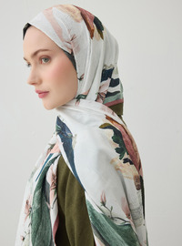 وشاح توفا بنقش أوراق خضراء